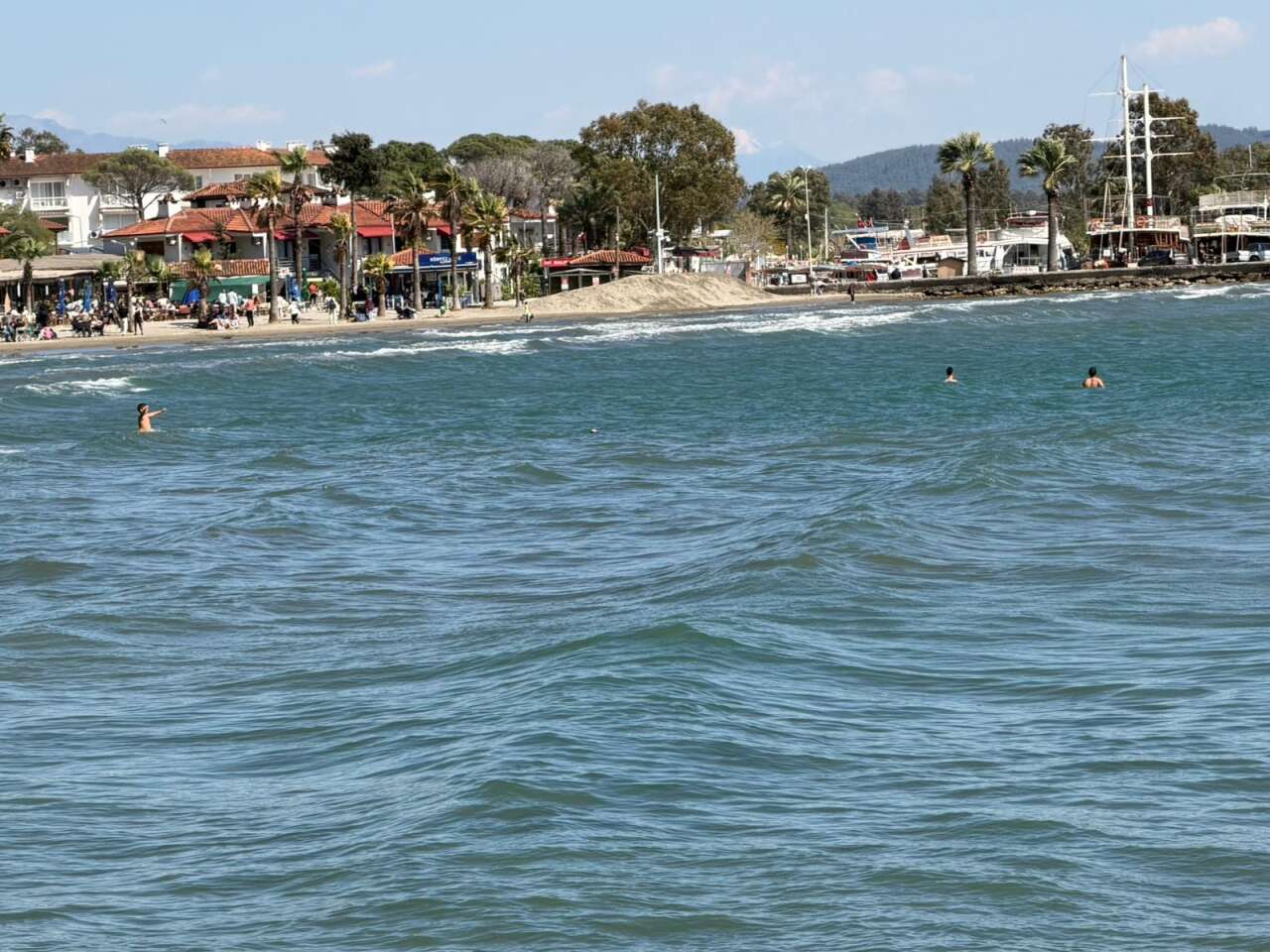 Sakin Kent Akyaka’da Deniz Sezonu Erken Açıldı: Vatandaşlar Denize Girdi 2